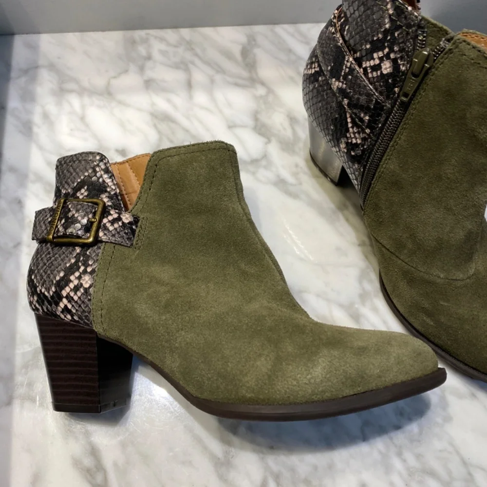 Vionic boots - Picture 2 of 6